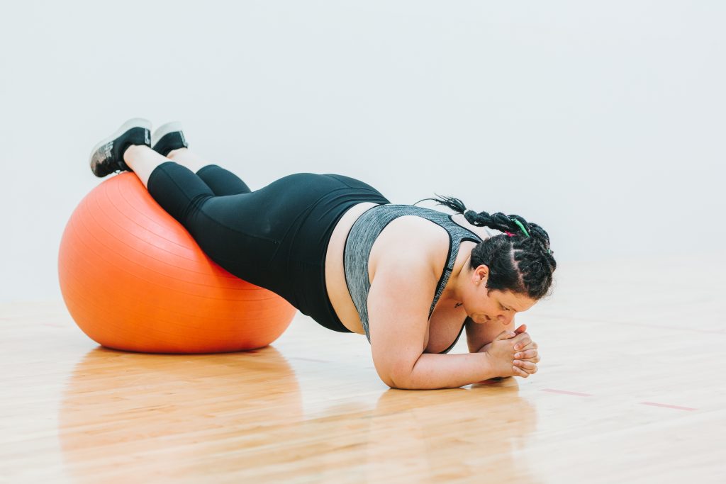 Hướng dẫn động tác squat với tạ đơn cho người béo phì