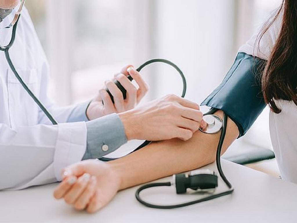 Nên đo huyết áp tại nhà hay tại bệnh viện để kiểm soát bệnh tim?