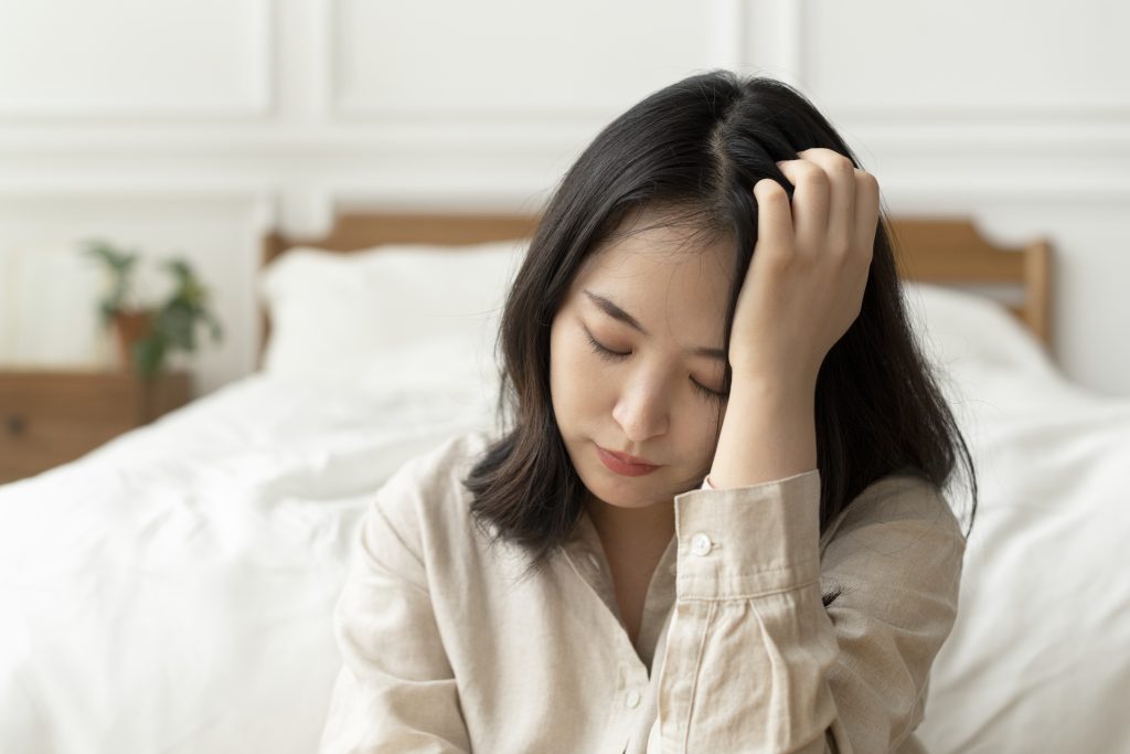 Hình ảnh phụ nữ mất ngủ, lo lắng về sức khỏe