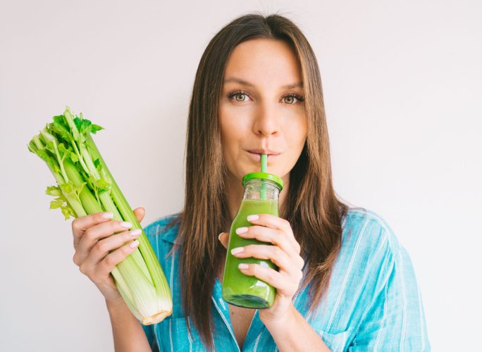 Nguy cơ và rủi ro khi tự ý dùng nước ép cần tây