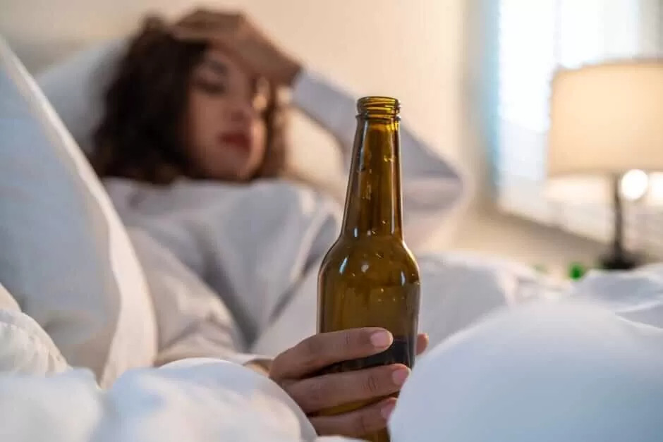 Ví dụ thực tế: Nhiều người dùng rượu bia như 'liều thuốc ngủ' sau một ngày dài - nhưng liệu điều này lành mạnh?