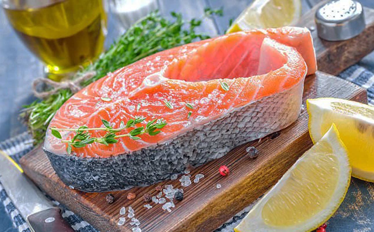 So sánh cá hồi sống và cá hồi chín cho người tiểu đường