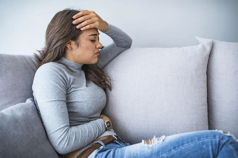 Người uống nước để cải thiện triệu chứng đau dạ dày