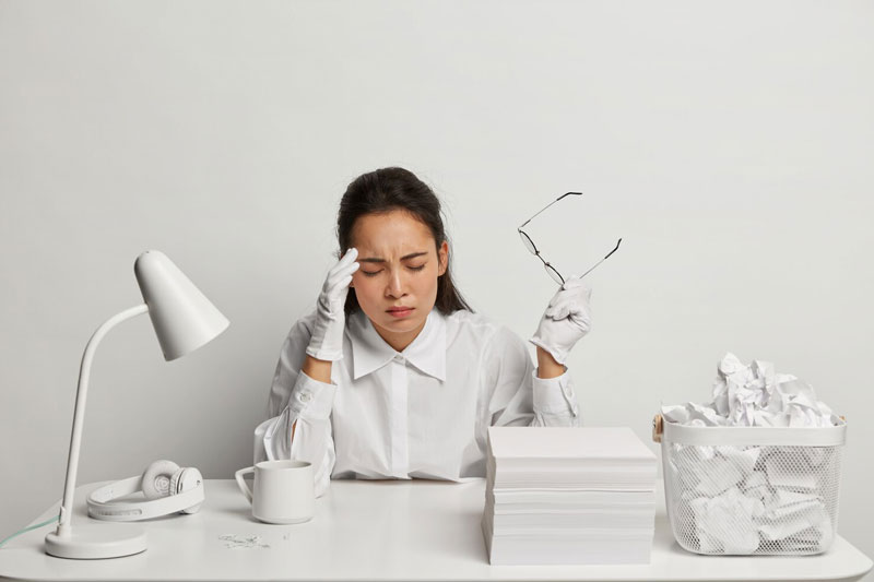Cảnh dân văn phòng ngồi lâu dễ rối loạn tiêu hóa
