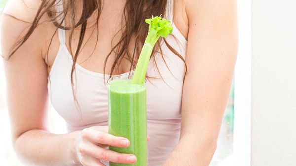 Bác sĩ khuyên uống nước ép cần tây cho bệnh nhân sỏi thận