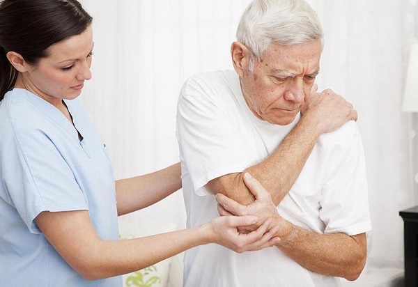 Người bệnh viêm khớp khó ngủ vì đau nhức khớp về đêm