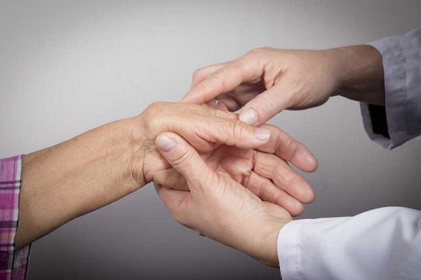 Lời khuyên điều trị viêm khớp dạng thấp an toàn và hiệu quả