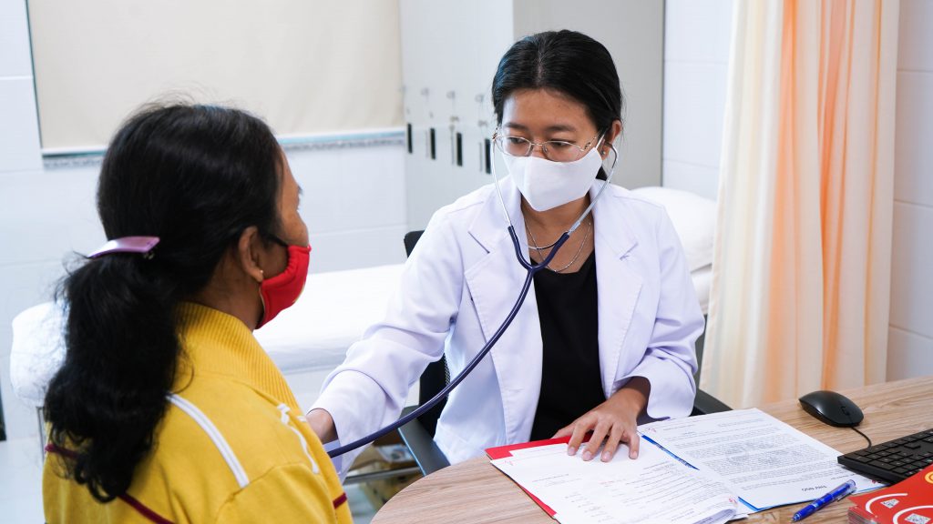 Khám định kỳ giúp bảo vệ sức khỏe người bệnh tiểu đường