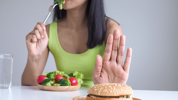 Tác hại khi lạm dụng đồ ăn dầu mỡ với người viêm gan