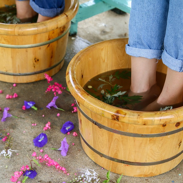 Ngâm chân thảo mộc hỗ trợ cải thiện đau nhức khớp