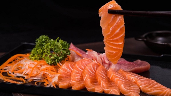 Sashimi tươi ngon và băn khoăn cho người viêm gan C