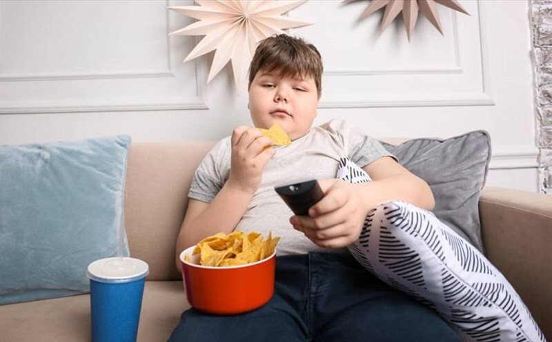 Cảm xúc tiêu cực khiến trẻ nhỏ ăn nhiều hơn
