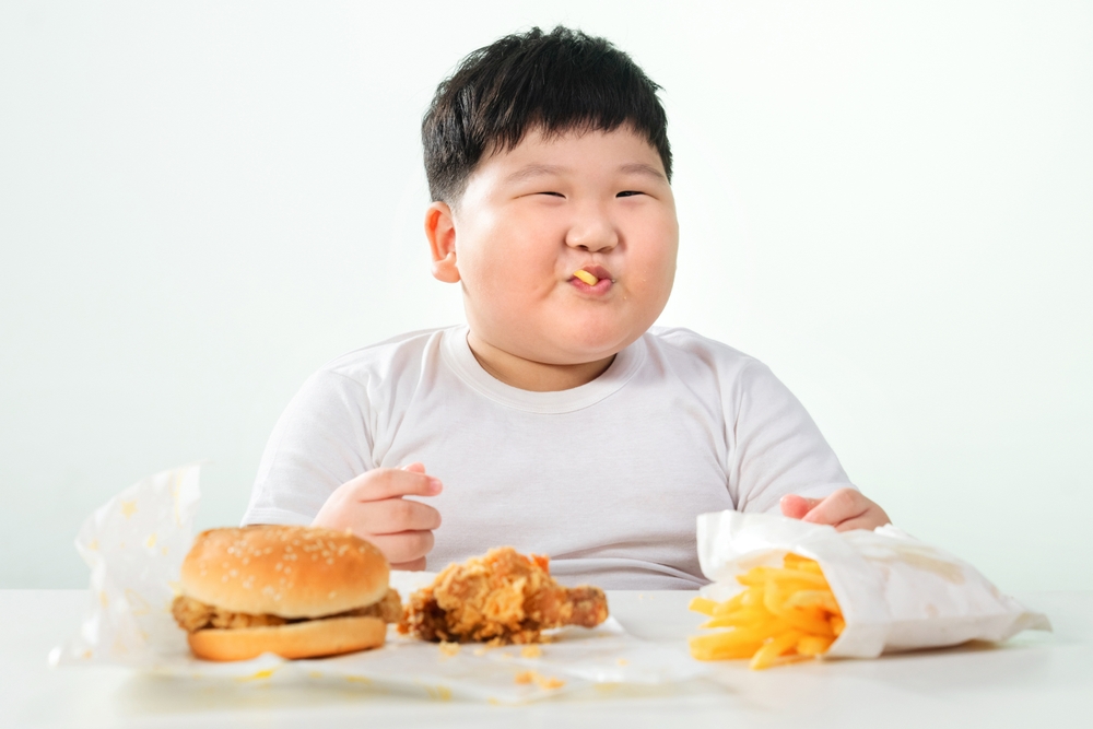 Bé nhỏ tập thể dục, vận động ngoại khóa cùng gia đình