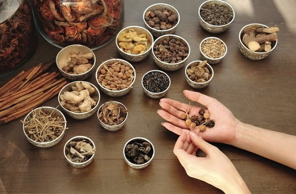 Ảnh minh họa ưu và nhược điểm của thuốc Đông y với mỡ máu