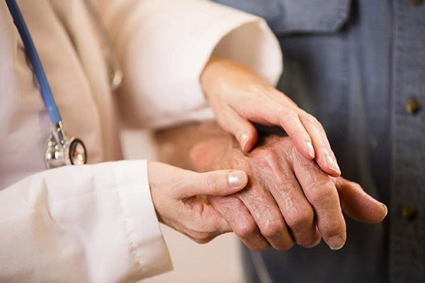 Hình ảnh minh họa bệnh viêm khớp dạng thấp và mối nguy khi chậm trễ chẩn đoán sớm