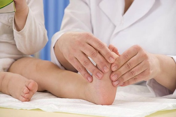 Những yếu tố làm tăng nguy cơ viêm khớp ở trẻ nhỏ và người già