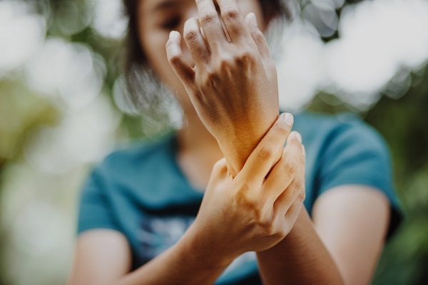 Triệu chứng và rủi ro khi tự điều trị viêm khớp