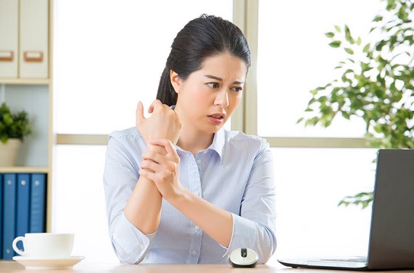 Khó khăn khi di chuyển, cầm nắm do viêm khớp