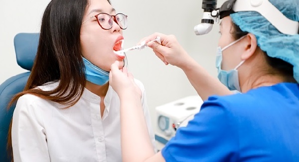 Hình ảnh bác sĩ khám viêm amidan cho bệnh nhân
