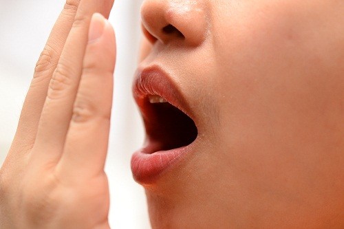 Những rủi ro khi tự ý điều trị khô miệng và viêm phổi không đúng cách