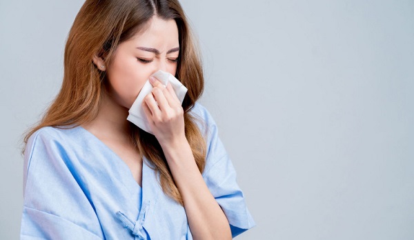 Hình ảnh minh họa người bị nghẹt mũi kéo dài