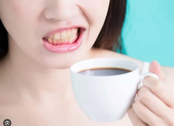 So sánh ảnh hưởng trà và cà phê với răng