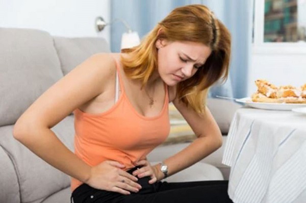 Đau bụng cấp tính vì sỏi mật sau bữa ăn giàu dầu mỡ