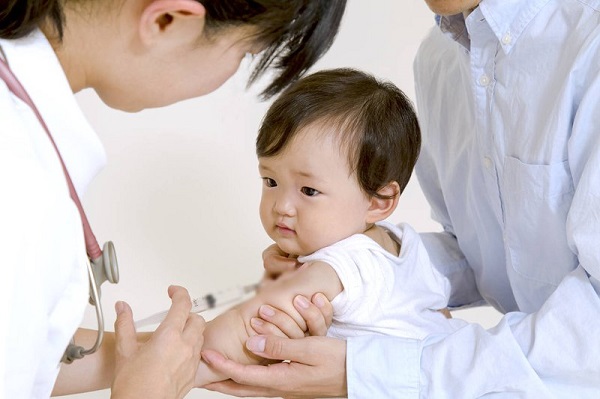 Bác sĩ tư vấn về tiêm chủng phòng viêm gan cho trẻ