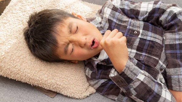 Hình ảnh trẻ nhỏ đang thở khò khè - Dấu hiệu liên quan đến phổi và hen suyễn
