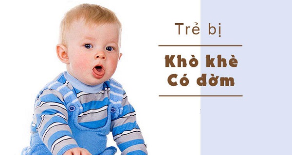 Bác sĩ kiểm tra phổi cho trẻ bị thở khò khè