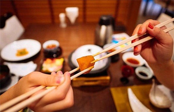Phân tích nguy cơ lây nhiễm viêm gan khi dùng chung thìa, đũa