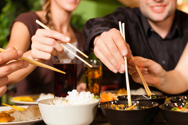 Lưu ý cần biết khi dùng chung dụng cụ ăn uống để phòng ngừa viêm gan