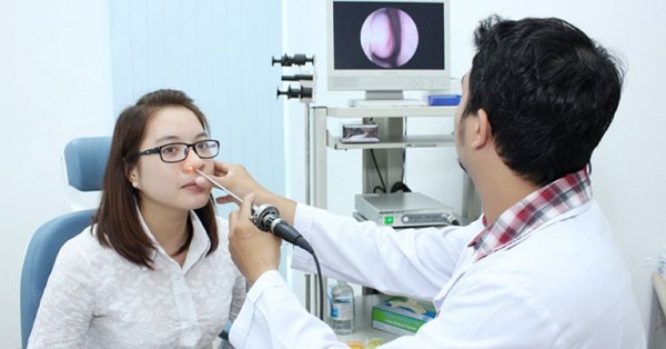 So sánh điều trị tại nhà và chuyên khoa tai mũi họng