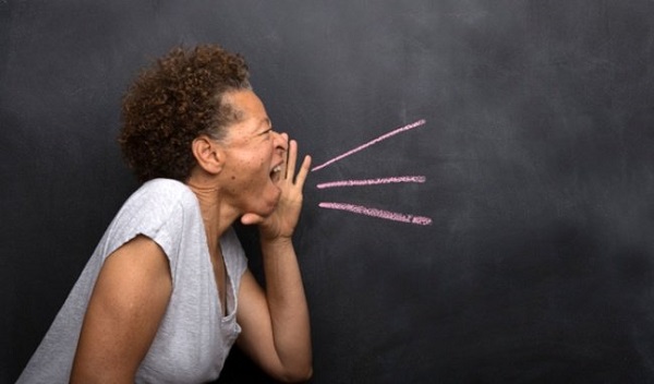 Minh họa các yếu tố khiến viêm thanh quản nghiêm trọng hơn