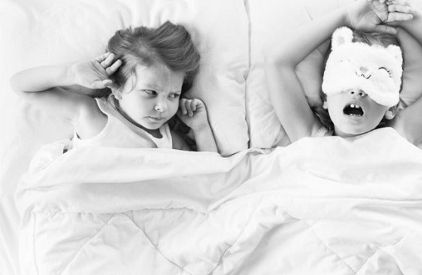 Bác sĩ kiểm tra amidan cho trẻ nhỏ