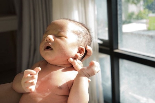 Tắm nắng đúng cách giúp trẻ phát triển khỏe mạnh, bảo vệ đường hô hấp