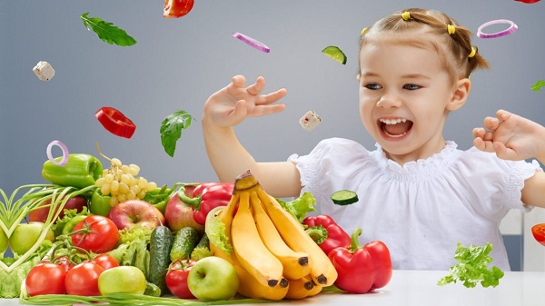 So sánh thực phẩm chế biến sẵn và thực phẩm tươi sống cho trẻ