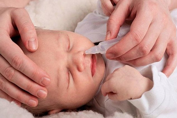 Chăm sóc trẻ nhỏ đúng cách khi bị chảy nước mũi
