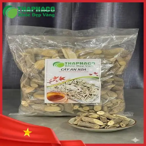 Hình ảnh một người phụ nữ lớn tuổi đang thưởng thức trà An Xoa ấm nóng
