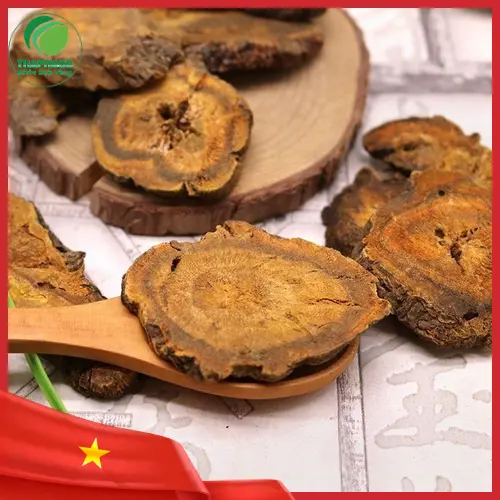 Đại Hoàng được thái lát và phơi khô theo quy trình chuẩn