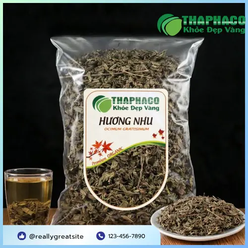Một người phụ nữ lớn tuổi có mái tóc đen bóng, khỏe mạnh