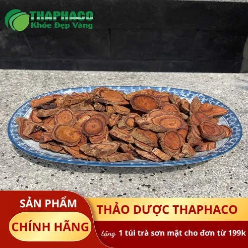 Người dùng đang sắc Kê Huyết Đằng trong ấm, chuẩn bị cho việc sử dụng hàng ngày.