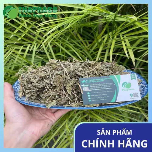 Người đang xông hơi với lá bạc hà