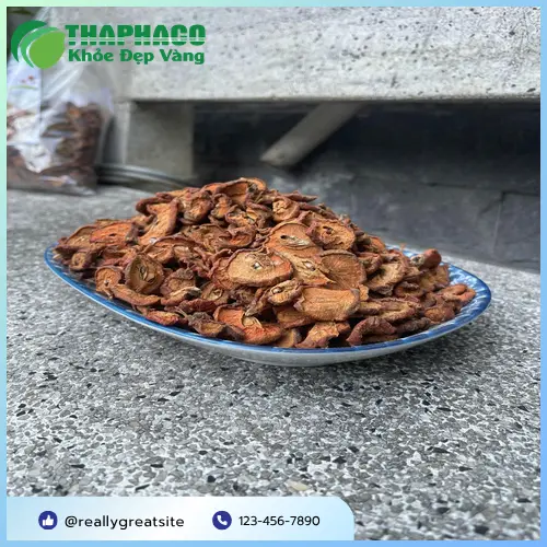 Táo mèo sấy khô được đóng gói cẩn thận, đảm bảo vệ sinh an toàn thực phẩm.