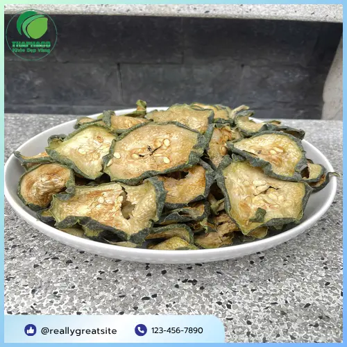 Sơ chế bí đao sấy lạnh trước khi nấu