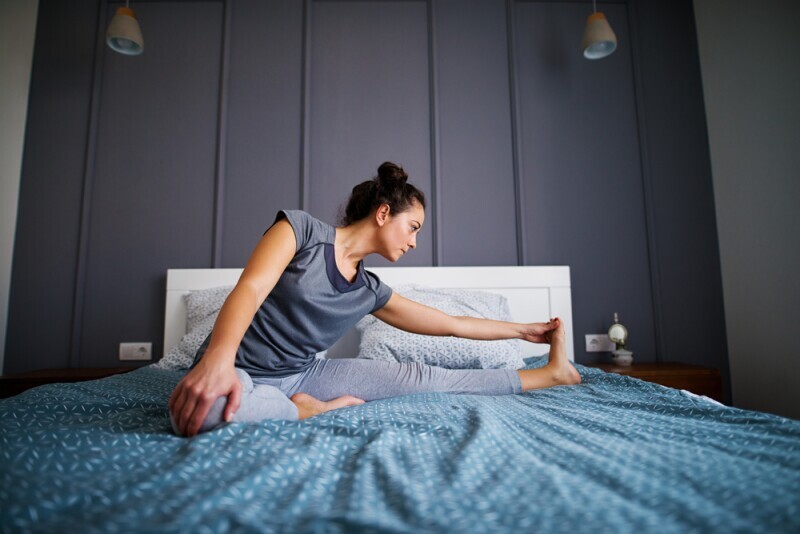 Tập yoga kết hợp thảo dược hỗ trợ ngủ ngon